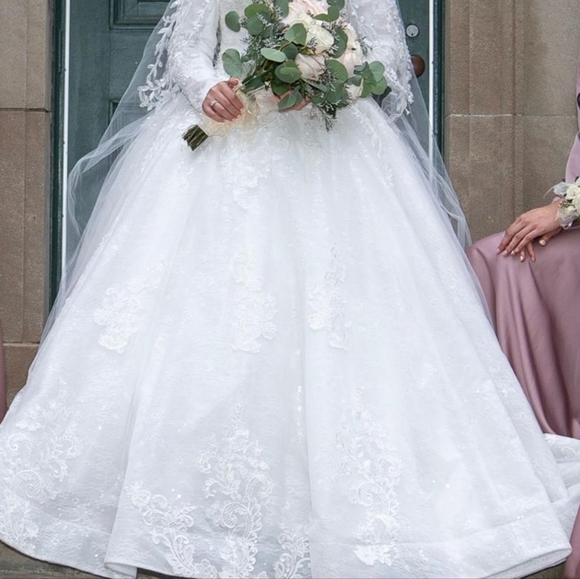 Wedding dress - Picture 1 of 5